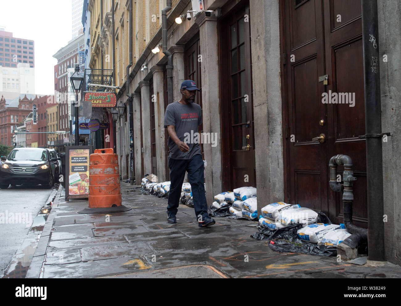 Sacchi di sabbia e barricate erette in tutta New Orleans e le aree circostanti durante i preparativi.New Orleans e altre parti del Golfo del Messico a preparare per la tempesta tropicale Barry per fare approdo, portando con sé un catastrofico pioggia. Con il Fiume Mississippi di acqua al livello più alto di tutti i tempi e di una formazione di tempesta nel Golfo del Messico che si prevede di fare approdo sulla Louisiana e Texas coste, sono in molti a temere che argini avrà esito negativo e che New Orleans sarà nuovamente inondati così male come è stato nel 2004 conseguenze dell'Uragano Kartina. Foto Stock