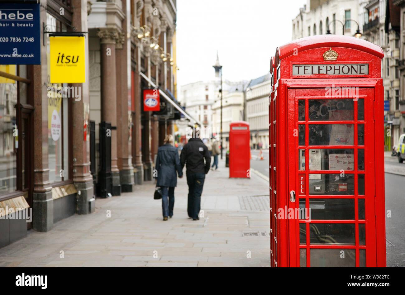 Red cabina telefonica sulla strada di Londra. Red Phone Booth è una delle più famose icone di Londra. Foto Stock