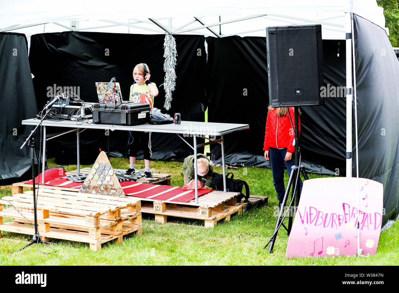 Giugno 23, 2019 - Reykjavâ€™k, Islanda - un giovane artista di musica suona presso il kids stadio durante il quinto segreto Solstice Festival in Laugadalur, Reykjavâ€™k, Islanda detenute da giugno 21-23, 2019...segreto Solstice, situato appena al di fuori di Reykjavik, Islanda, coerentemente vanta una lineup che è così diversificato e distintivo come il festival nei dintorni. Presentazione di alcuni dei più grandi del mondo di artisti contemporanei, amati musicisti di culto nonché fresco talento locale la festa continua per tutta la notte con un piccolo aiuto da parte del sole di mezzanotte che è quasi sempre presente per tutta l'estate Foto Stock