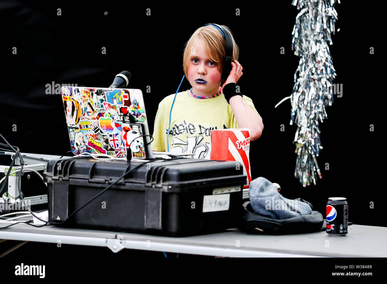 Giugno 23, 2019 - Reykjavâ€™k, Islanda - un giovane artista di musica suona presso il kids stadio durante il quinto segreto Solstice Festival in Laugadalur, Reykjavâ€™k, Islanda detenute da giugno 21-23, 2019...segreto Solstice, situato appena al di fuori di Reykjavik, Islanda, coerentemente vanta una lineup che è così diversificato e distintivo come il festival nei dintorni. Presentazione di alcuni dei più grandi del mondo di artisti contemporanei, amati musicisti di culto nonché fresco talento locale la festa continua per tutta la notte con un piccolo aiuto da parte del sole di mezzanotte che è quasi sempre presente per tutta l'estate Foto Stock