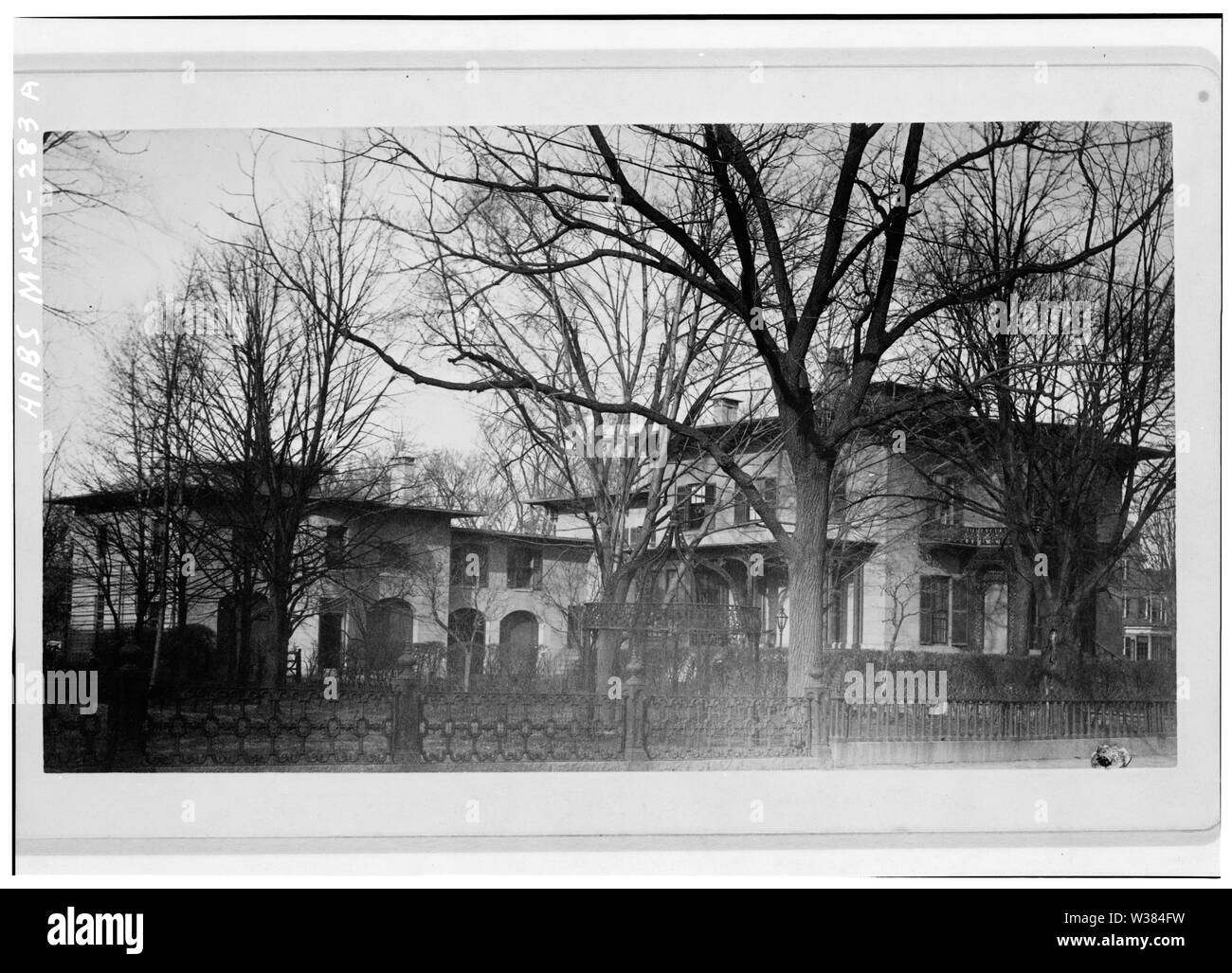 Fotografia di Valentine-Fuller House & Garden, 125 Prospect Street, Cambridge, Massachusetts, USA. Casa costruita circa 1848; demolita nel 1937. Architetto sconosciuto. HABS Descrizione: Significato: La casa che aveva attaccato un carriage house e stabile, è stato uno dei più profumatamente progettato e imponenti residenze in tutti Cambridge. Il giardino, che misurato a circa 210" x 510", è stato insolitamente grande per il suo quartiere e che è stato sostanzialmente inalterate dal suo piano originale. La casa e i giardini sono compresi insieme un particolarmente belle intatto esempio di un eccezionale di metà ottocento centur Foto Stock