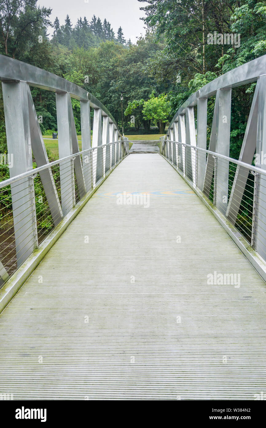 Un ponte pedonale che dà accesso a Maplewood Park di Renton, Washington. Foto Stock