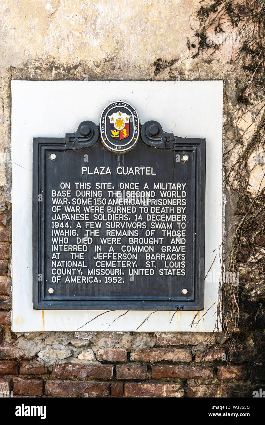 Puerto Princesa, PALAWAN FILIPPINE - Marzo 3, 2019: Segno a Plaza Quartel ingresso racconta crudeli WW II la storia del massacro dal giapponese di American PO Foto Stock