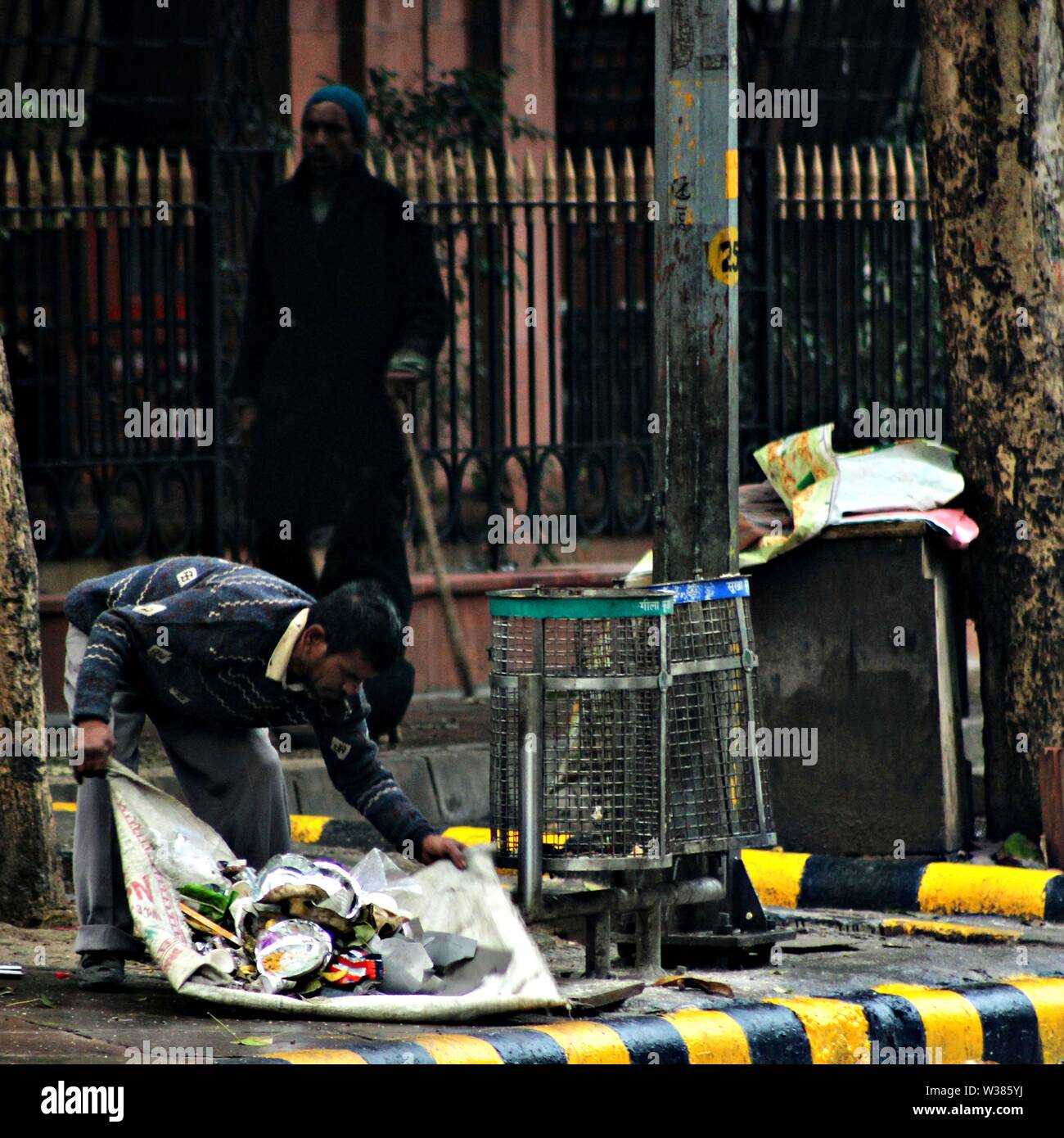 Un ragpicker è uno che ha una grossa mano nella pulizia di una città. Foto Stock