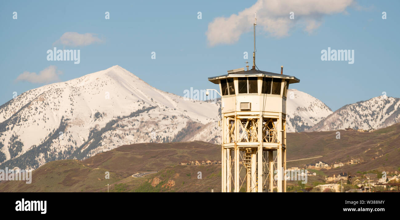 Il blu del cielo e le montagne coperte di neve a stare dietro una guardia carceraria torre di avvistamento Foto Stock