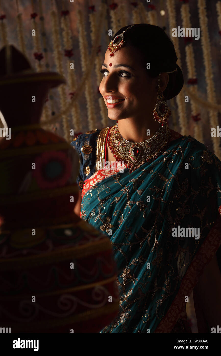 Sposa indiano sorridente Foto Stock Sposa indiano sorridente Foto Stock
