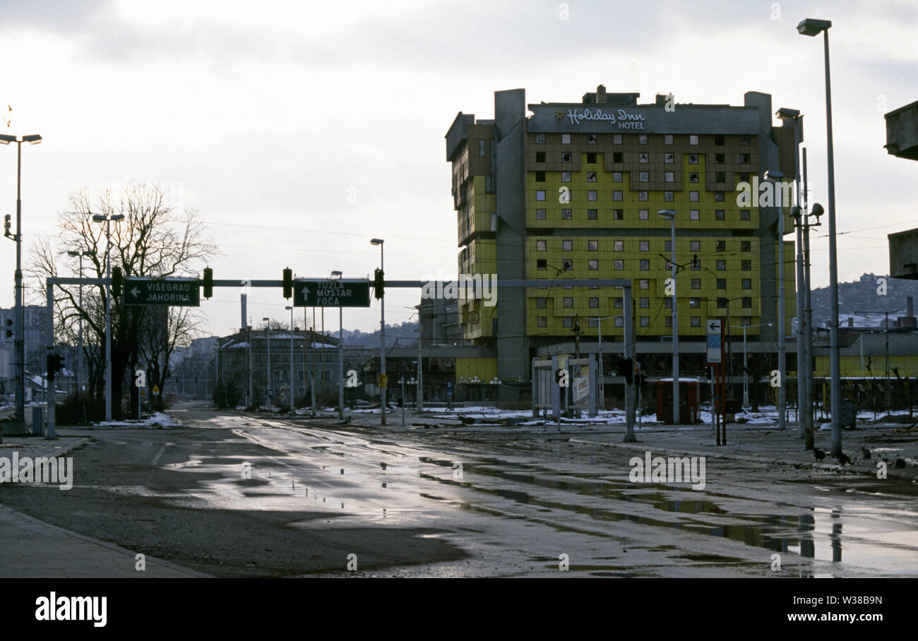 2 aprile 1993 durante l'assedio di Sarajevo: l' Holiday Inn Hotel su Sniper Alley, home per la maggior parte dei media internazionali per tutta la durata della guerra. Foto Stock