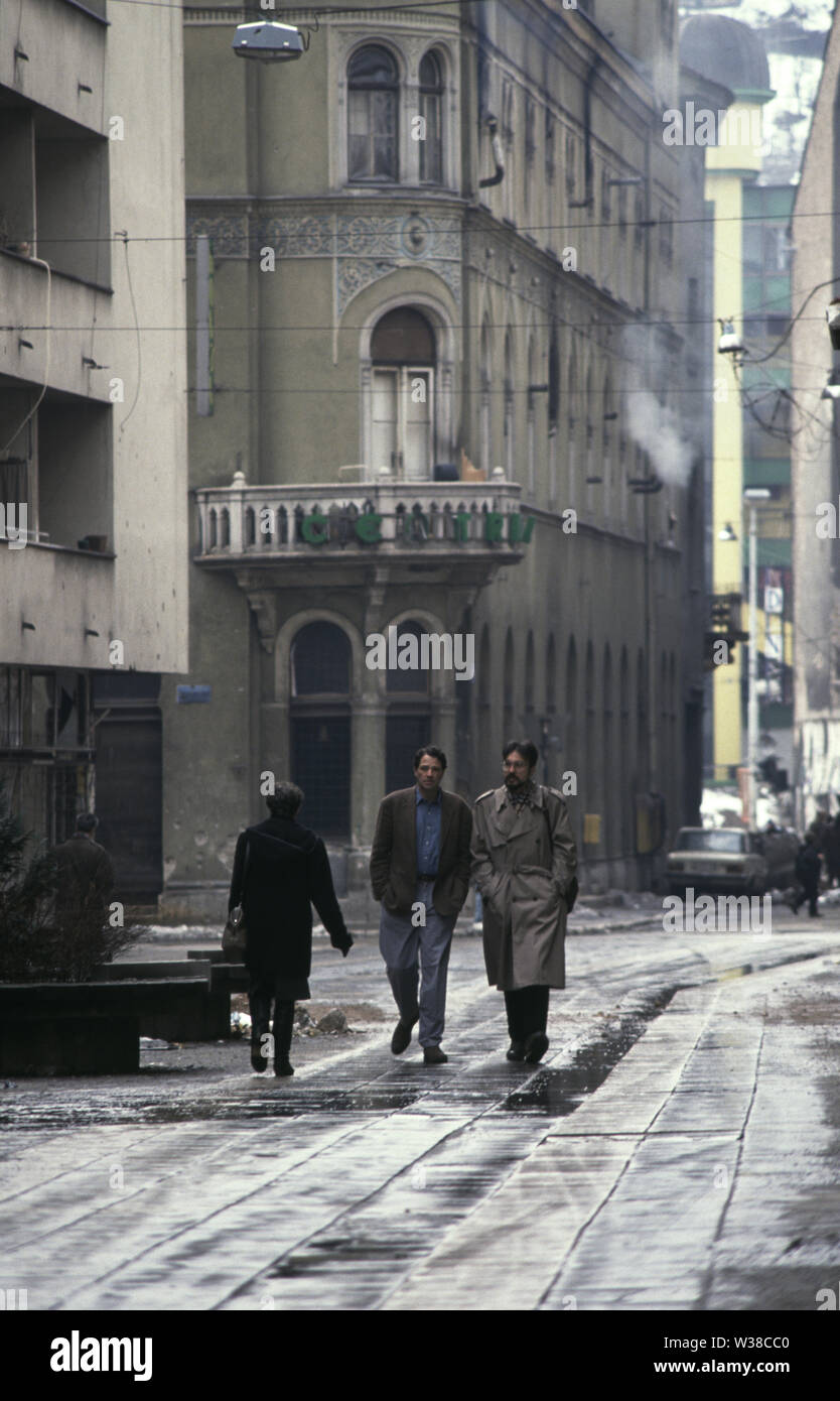 5 aprile 1993 durante l'assedio di Sarajevo: ABC News corrispondente, Charles vetro (sinistra), cammina con architetto locale, Borislav Curic, su Strosmajerova nella zona vecchia della città. Foto Stock