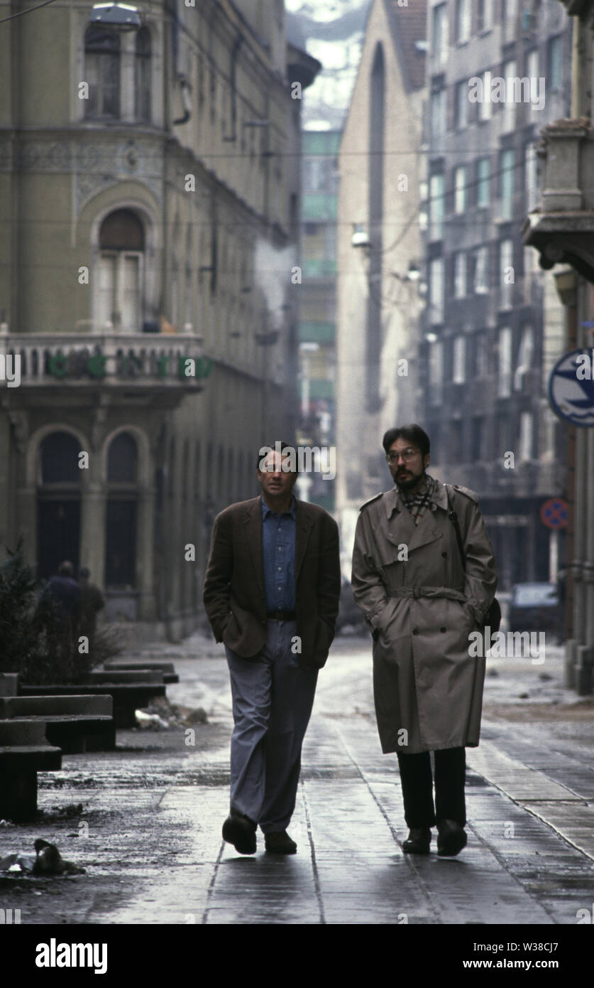 5 aprile 1993 durante l'assedio di Sarajevo: Corrispondente ABC News, Charles Glass (a sinistra), passeggiate con l'architetto locale, Borislav Curic, a Strossmajerova nella zona del centro storico. Foto Stock