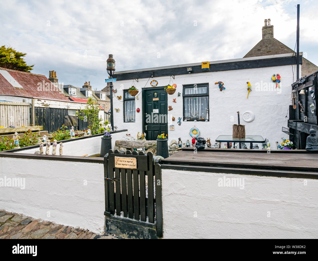 Stravagante cottage insolita con ornamenti, Footdee, porto di Aberdeen, Scozia, Regno Unito Foto Stock