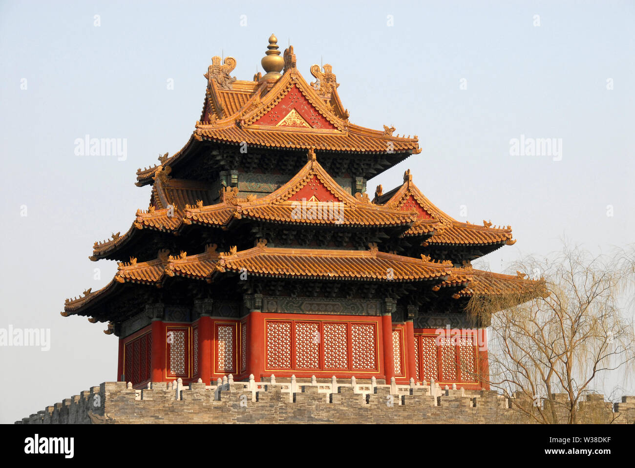 La città proibita a Pechino, Cina. Una torre angolare visto da fuori della Città Proibita. La Città Proibita è tradizionale architettura cinese. UNESCO. Foto Stock