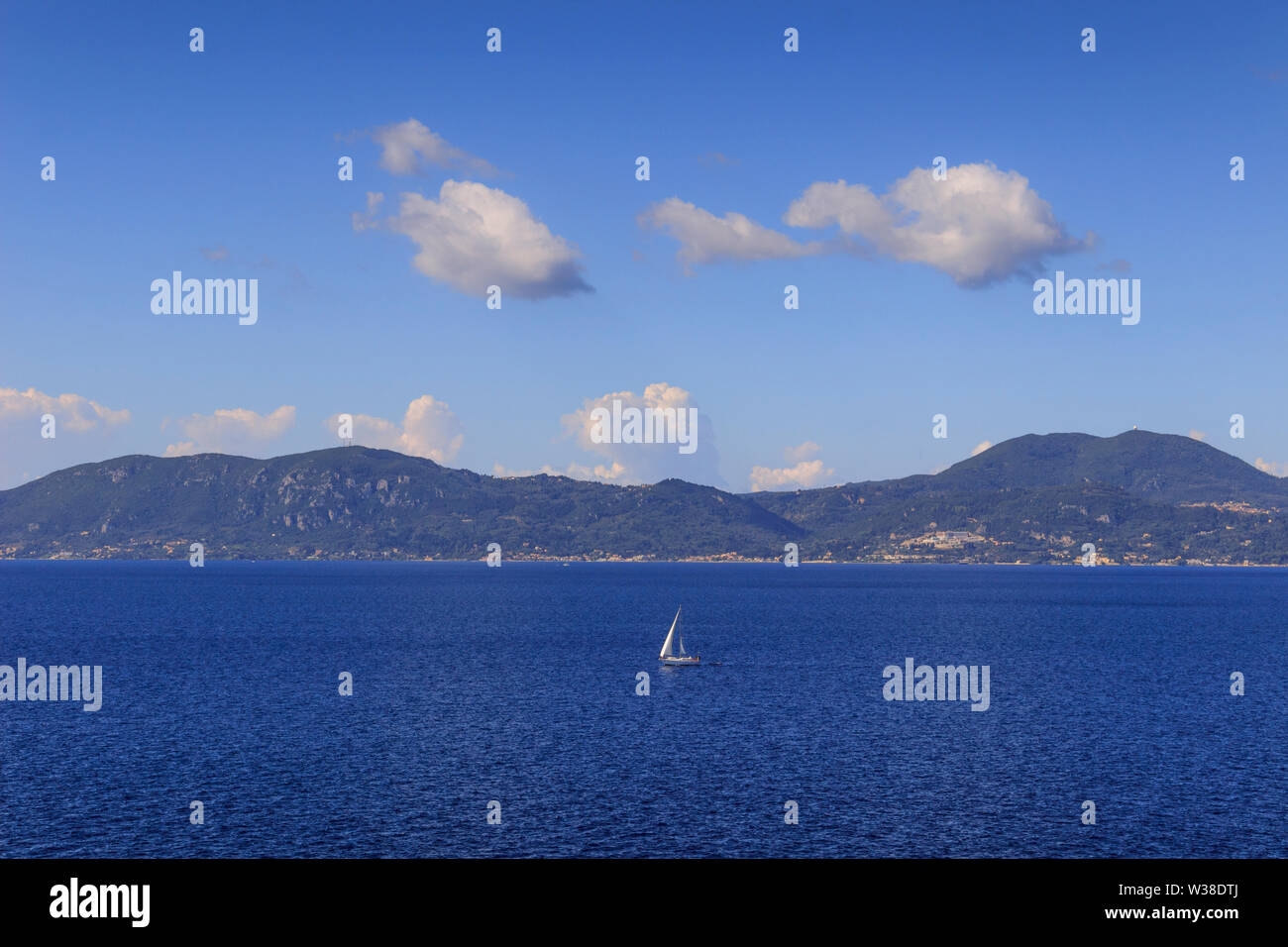 Orizzonte di mare con barche a vela nel vento: costa della Grecia nel Mar Egeo. Bellissima Costa Mediterranea. Foto Stock