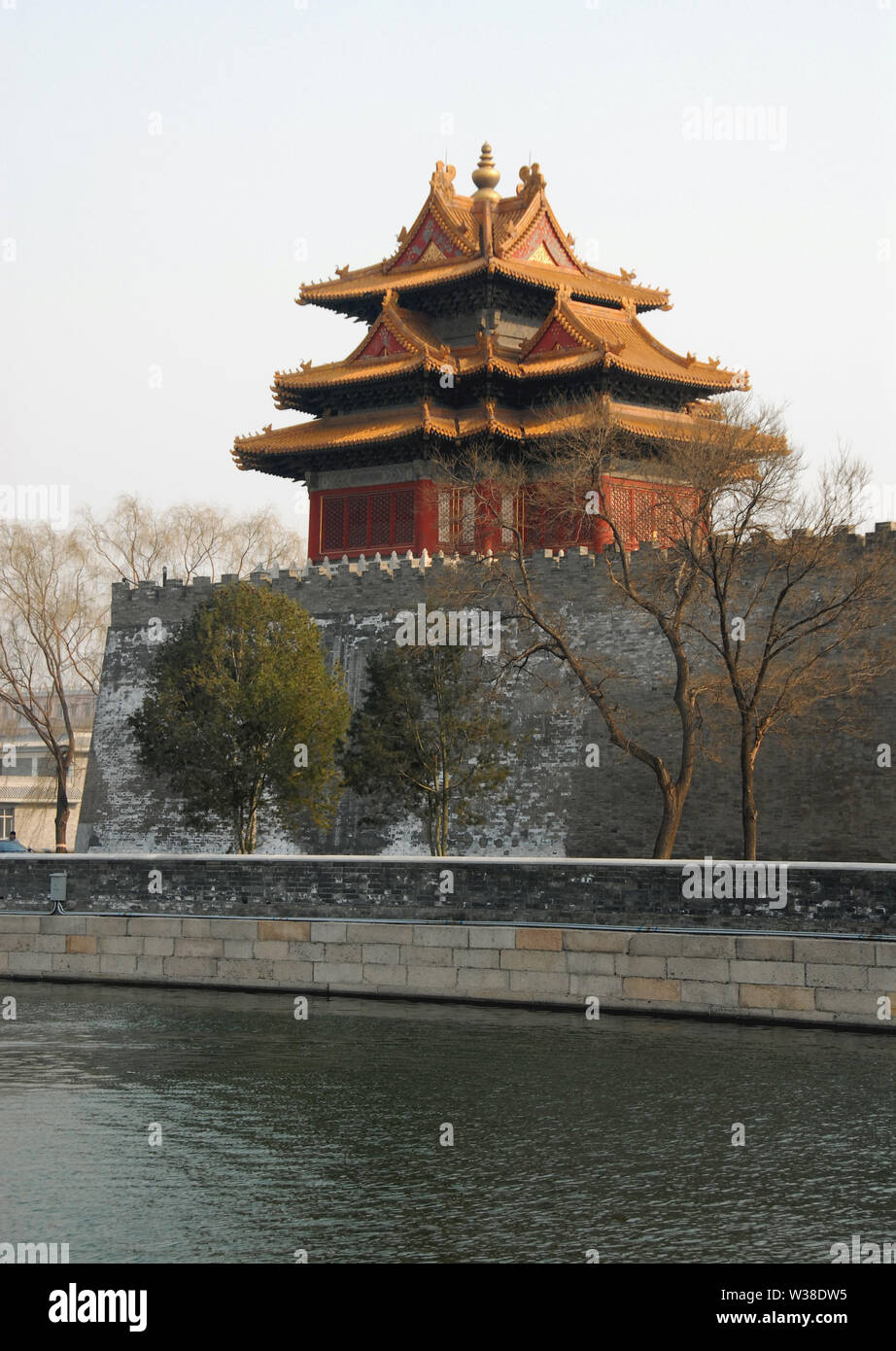 La città proibita a Pechino, Cina. Una torre angolare visto da fuori della Città Proibita. La Città Proibita è tradizionale architettura cinese. UNESCO. Foto Stock