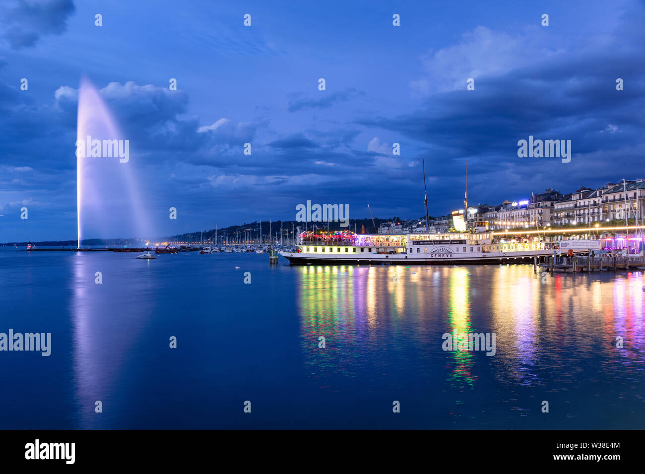Ginevra è il porto, il Jet d'Eau (fontana) e il sistema di cottura a vapore Genève al crepuscolo Foto Stock
