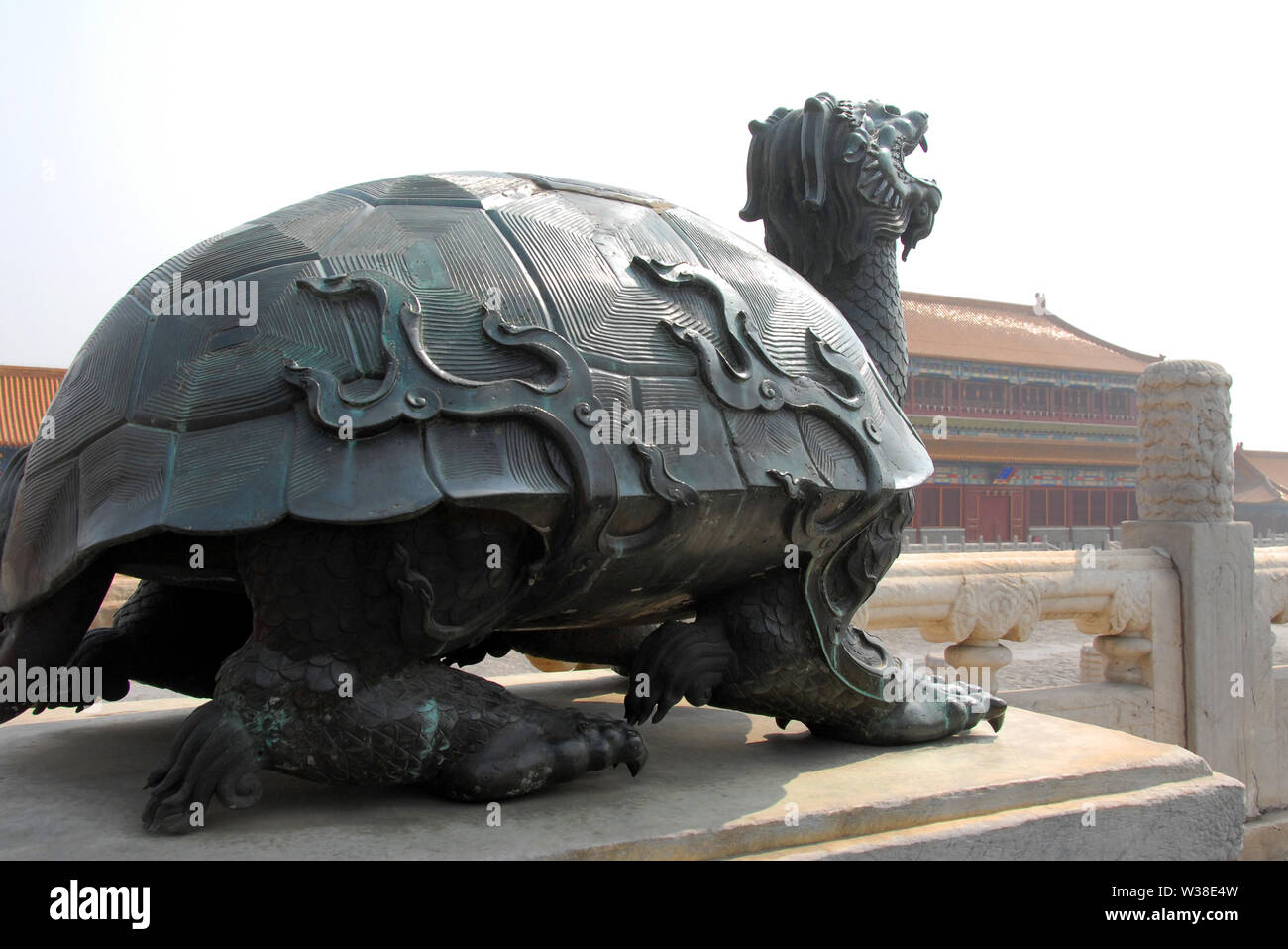 La città proibita a Pechino, Cina. Statua di bronzo di una tartaruga dentro la Città Proibita. La Città Proibita è tradizionale architettura cinese. UNESCO. Foto Stock