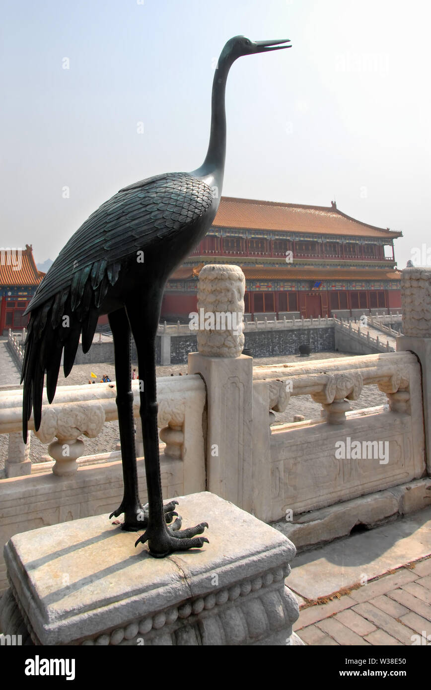 La città proibita a Pechino, Cina. Statua di bronzo di una gru dentro la Città Proibita. La Città Proibita è tradizionale architettura cinese. UNESCO. Foto Stock