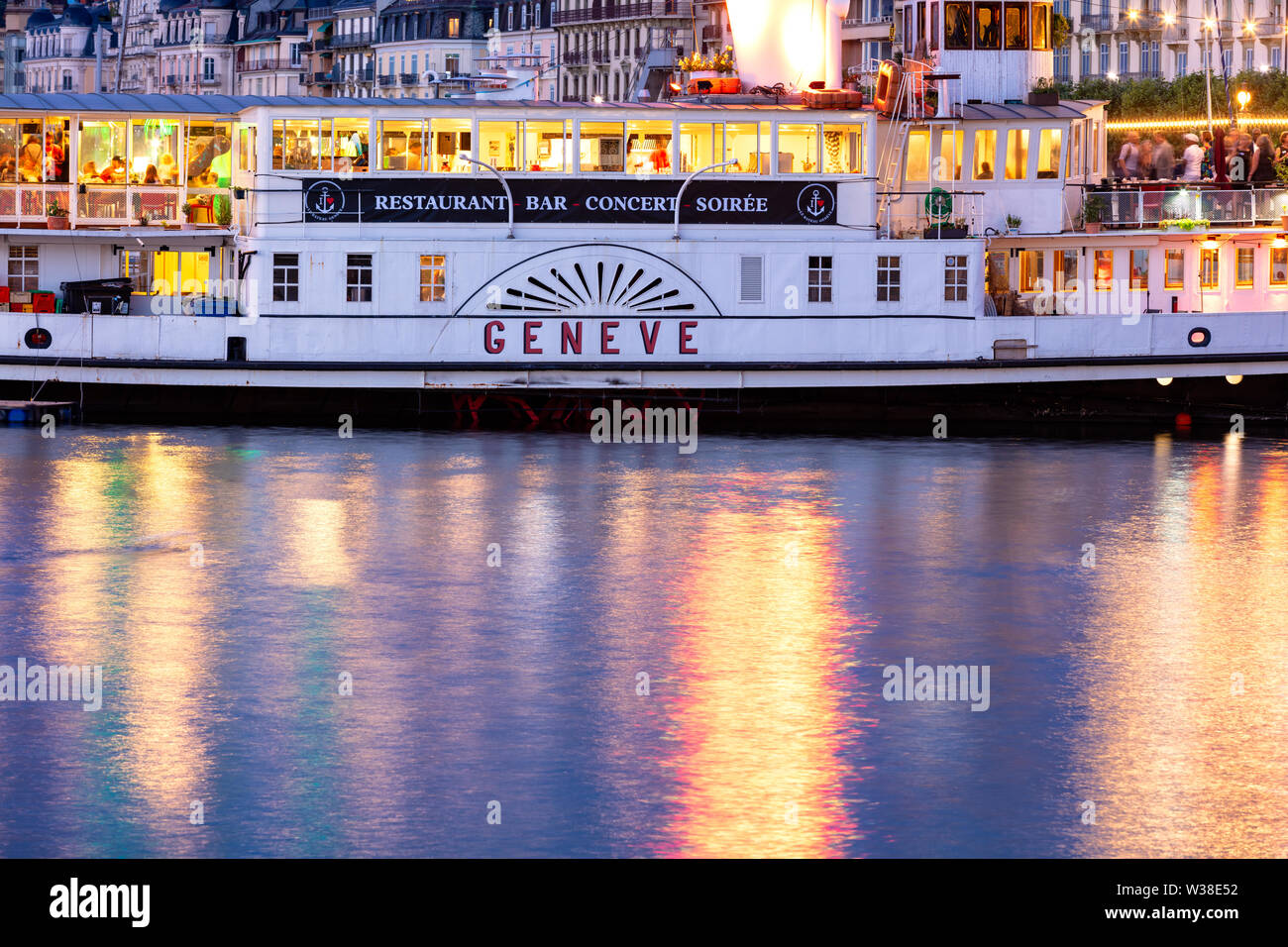 Vista ravvicinata del sistema di cottura a vapore Genève nel porto di Ginevra Foto Stock