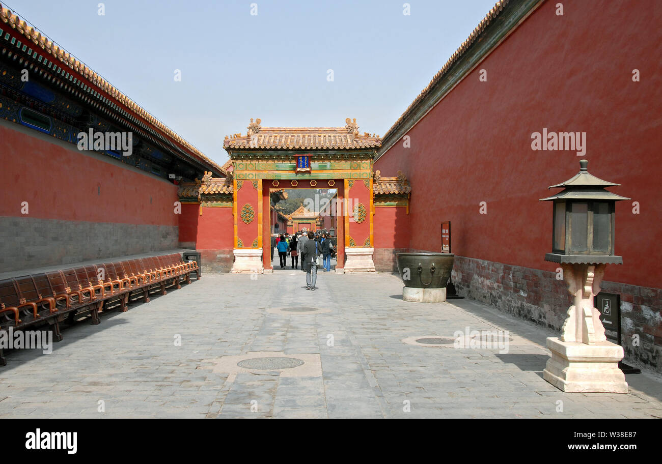 La città proibita a Pechino, Cina. Un corridoio esterno nella Città Proibita di Pechino. La Città Proibita è tradizionale architettura cinese. UNESCO. Foto Stock
