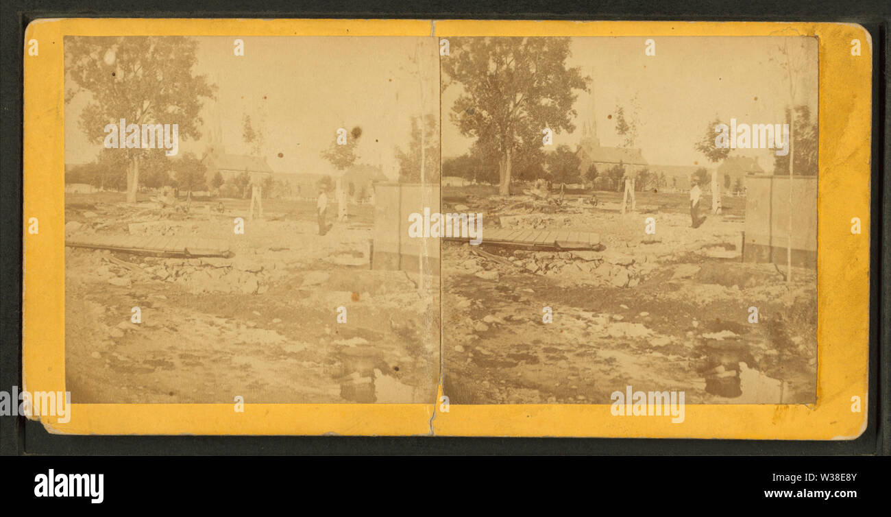Vista di una zattera di log in primo piano con un edificio lontano dietro, Dubuque, Iowa, da root, Samuele, 1819-1889 Foto Stock