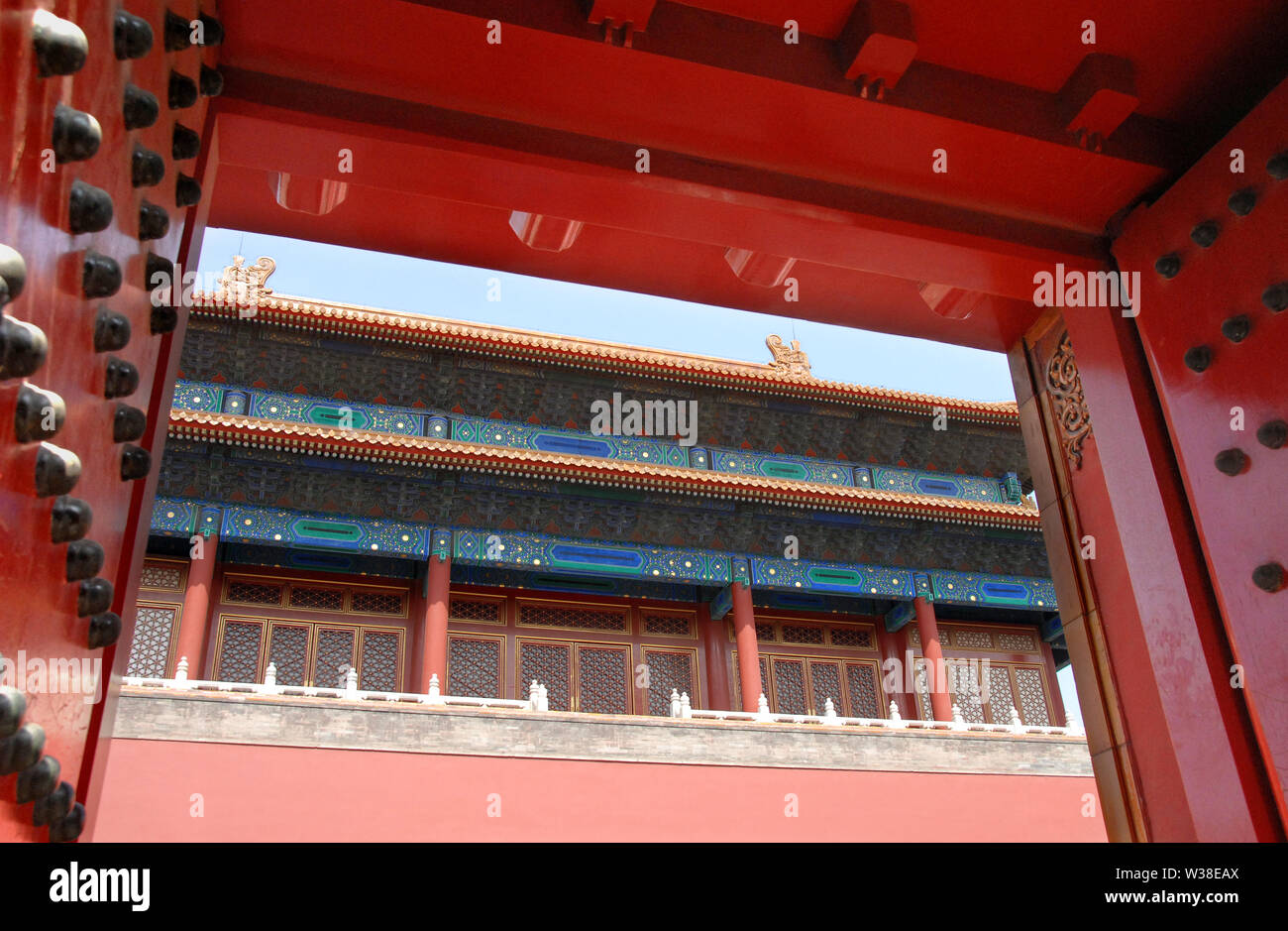 La città proibita a Pechino, Cina. Guardando attraverso un cancello dentro la Città Proibita. La Città Proibita è tradizionale architettura cinese. UNESCO. Foto Stock