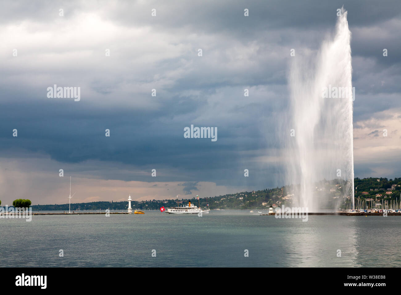 Il battello a vapore Le Savoie lasciando Ginevra del porto. Jet d'Eau (fontana) in background. Foto Stock