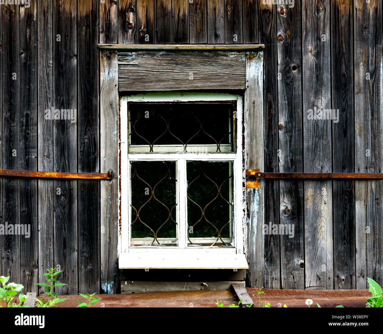 La finestra con il legno architrave scolpito nella vecchia casa in legno nella vecchia città russa. Foto Stock