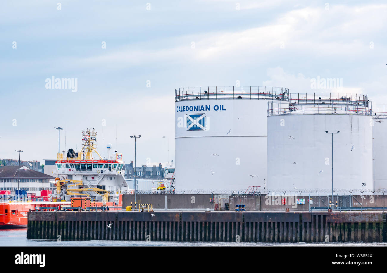 Serbatoi di petrolio caledoniani nel porto di Aberdeen, Scozia, Regno Unito Foto Stock