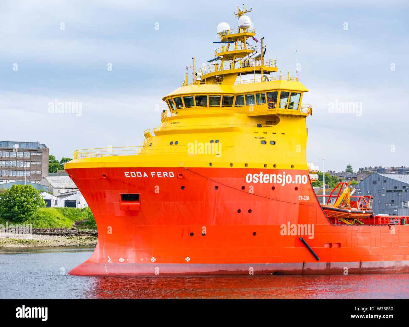 Ostensjo Rederi nave della flotta, Edda Ferd, offshore vaso di alimentazione, lasciando il porto di Aberdeen, Scozia, Regno Unito Foto Stock