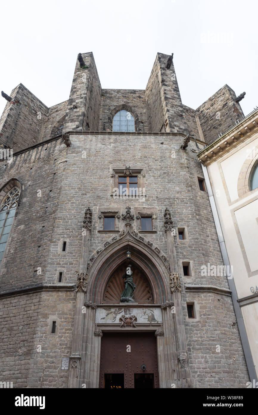 Basilica de Santa Maria del Mar, dettaglio dell'ingresso secondario in tipico stile gotico catalano, con Santa Maria circondata da un arco a sesto acuto e la bron Foto Stock