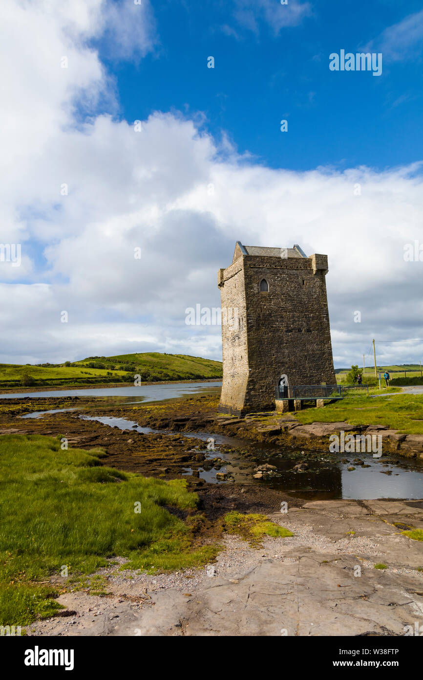 Rockfleet Castle, o castello Carrickahowley una casa torre di grazia O'Malley la regina dei pirati vicino a Newport nella contea di Mayo, Irlanda Foto Stock