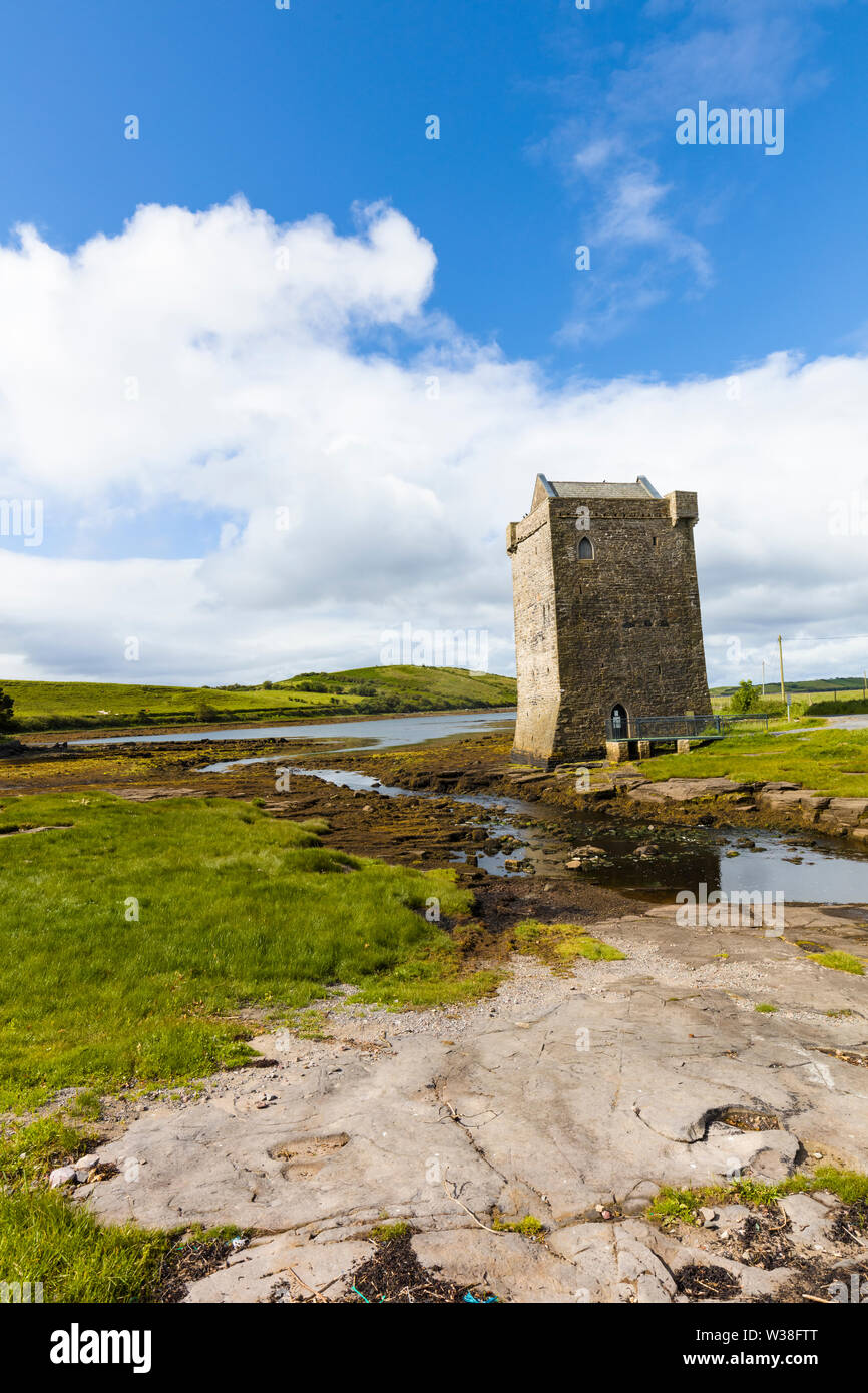 Rockfleet Castle, o castello Carrickahowley una casa torre di grazia O'Malley la regina dei pirati vicino a Newport nella contea di Mayo, Irlanda Foto Stock