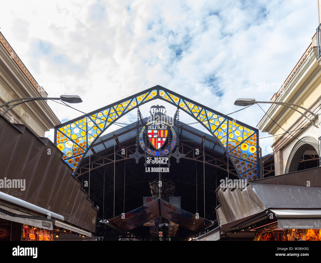 Barcellona, Spagna - 02 Novembre 2018: La Boqueria, dettaglio della coloratissima entrata principale per il famoso mercato cittadino di Barcellona. Spagna. Foto Stock