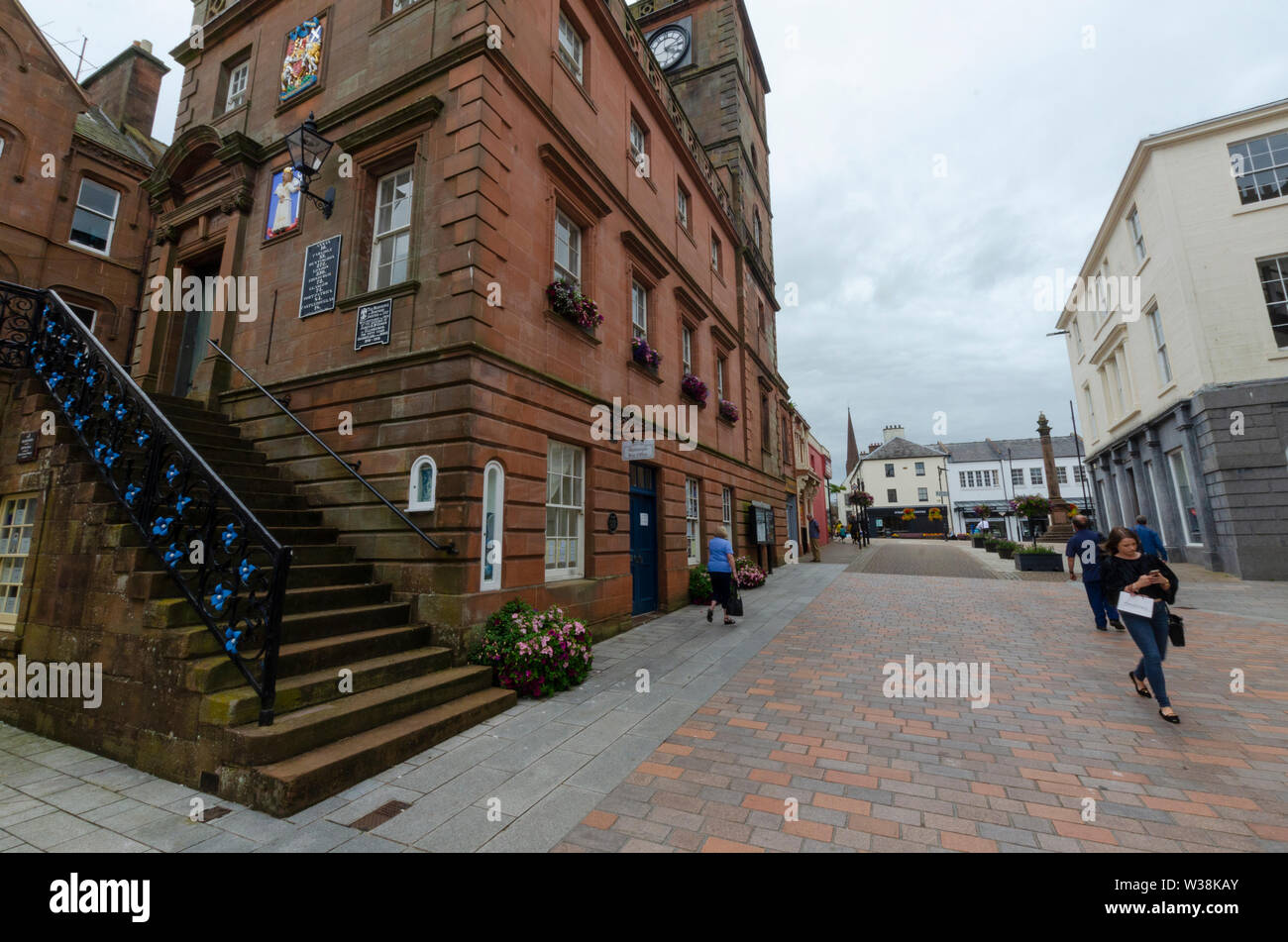 Scena di strada nella High Street di Dumfries in Dumfries and Galloway Scotland Regno Unito. Sulla sinistra si trova lo storico edificio Midsteeple Foto Stock