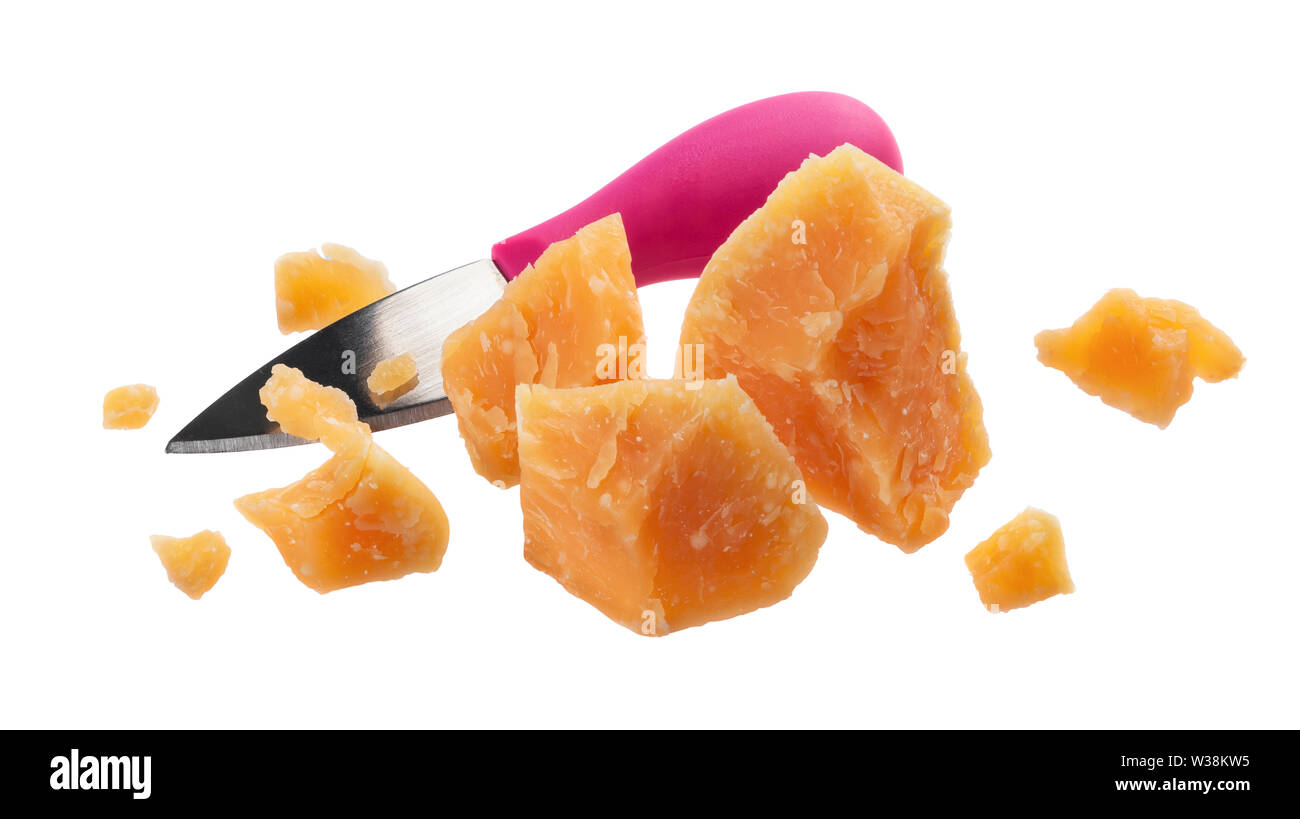 Formaggio parmigiano pezzi tagliati e coltello da cucina isolati su sfondo bianco Foto Stock