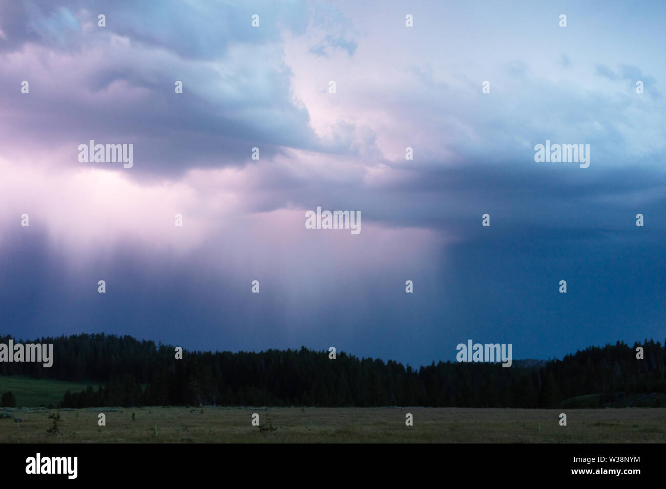 Oltre Norris Canyon temporale il fulmine colpisce il Parco Nazionale di Yellowstone Foto Stock