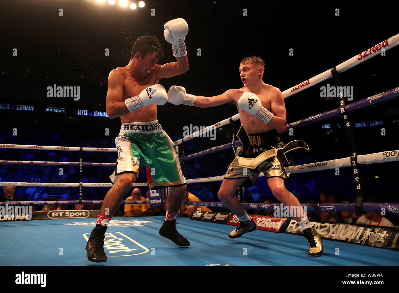 Sunny Edwards (destra) e Hiram Gallardo in azione durante la IBF Internazionale Campionato Super-Flyweight all'O2 Arena, Londra. Foto Stock