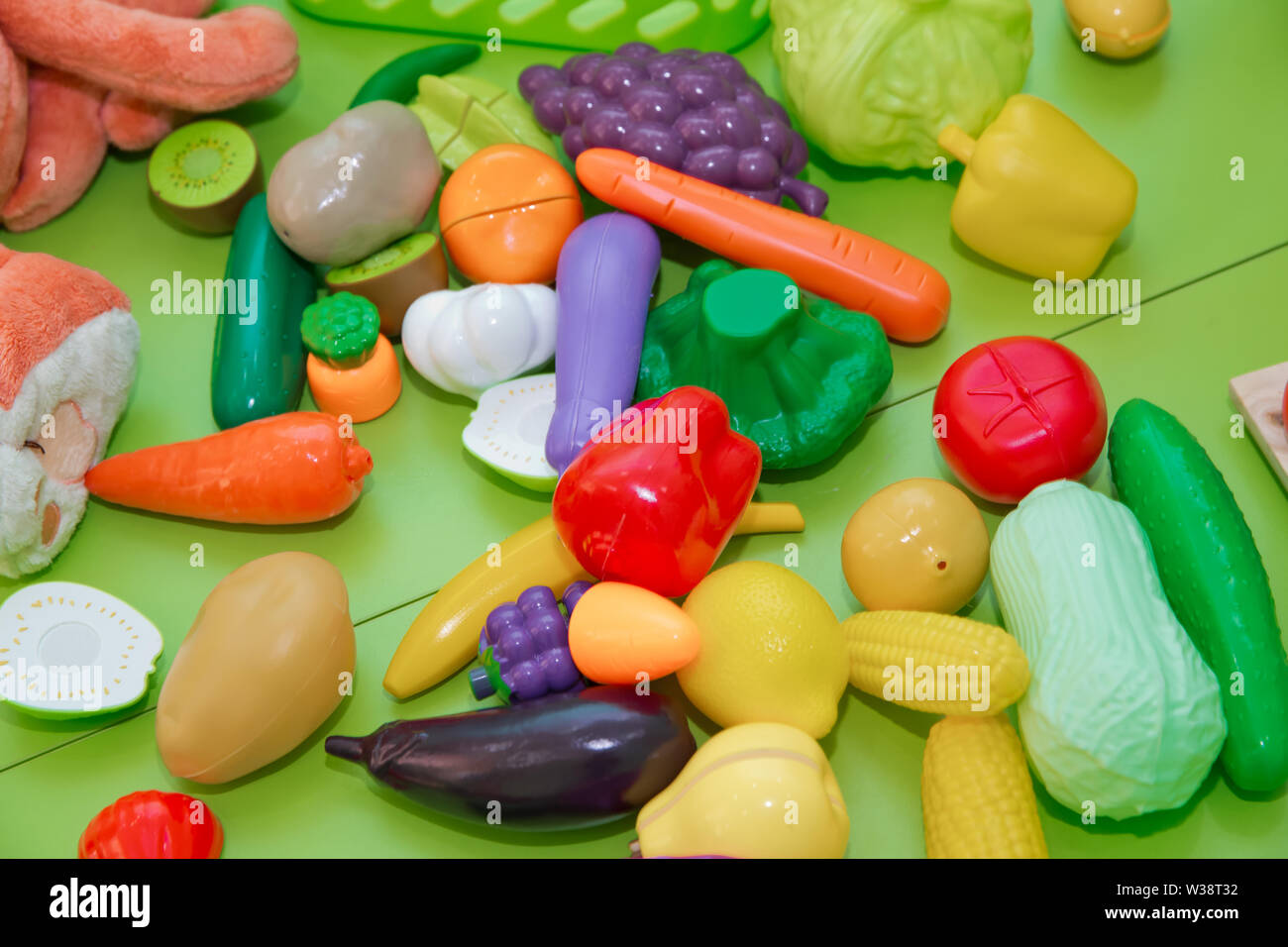 Toy frutti e grasszs . Fake frutta e verdura .plastica giocattoli per  bambini in forma di frutta e verdura Foto stock - Alamy