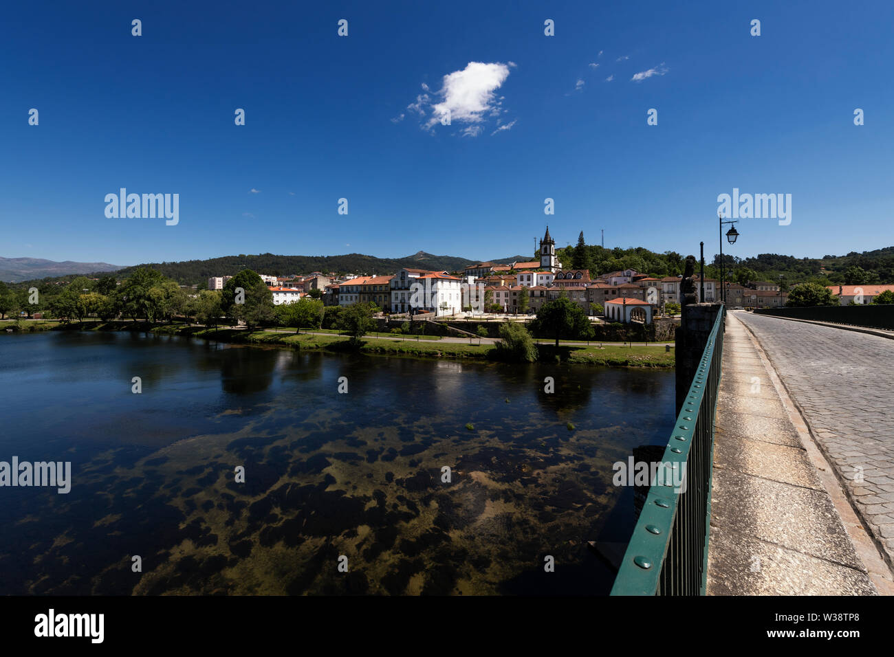 Vista del villaggio tradizionale di Ponte da Barca nella regione del Minho del Portogallo, con il fiume Lima. Foto Stock