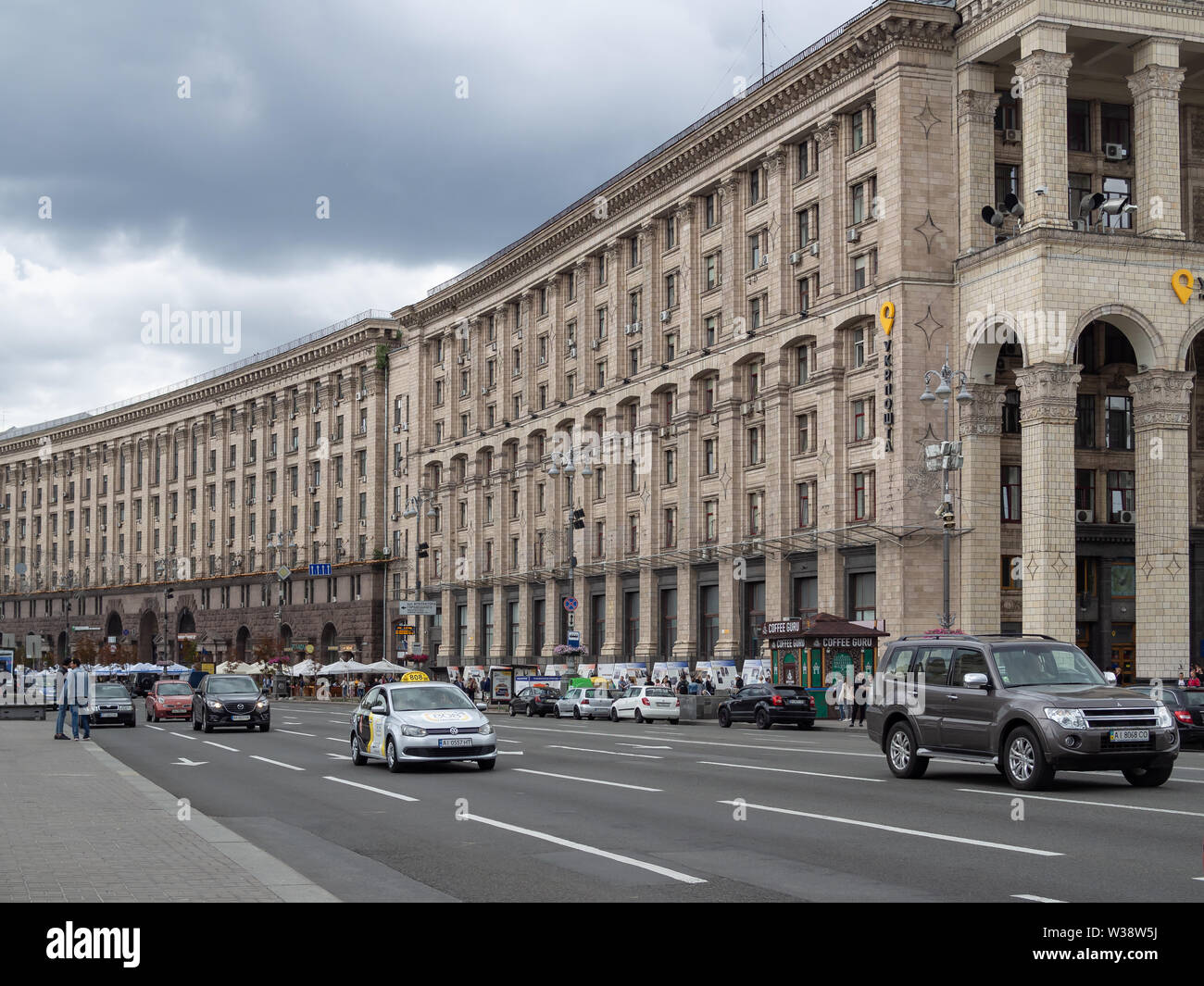 KIEV, UCRAINA-luglio 11, 2019: architettura stalinista di Khreshchatyk Street (classicismo socialista o impero staliniano stile) Foto Stock