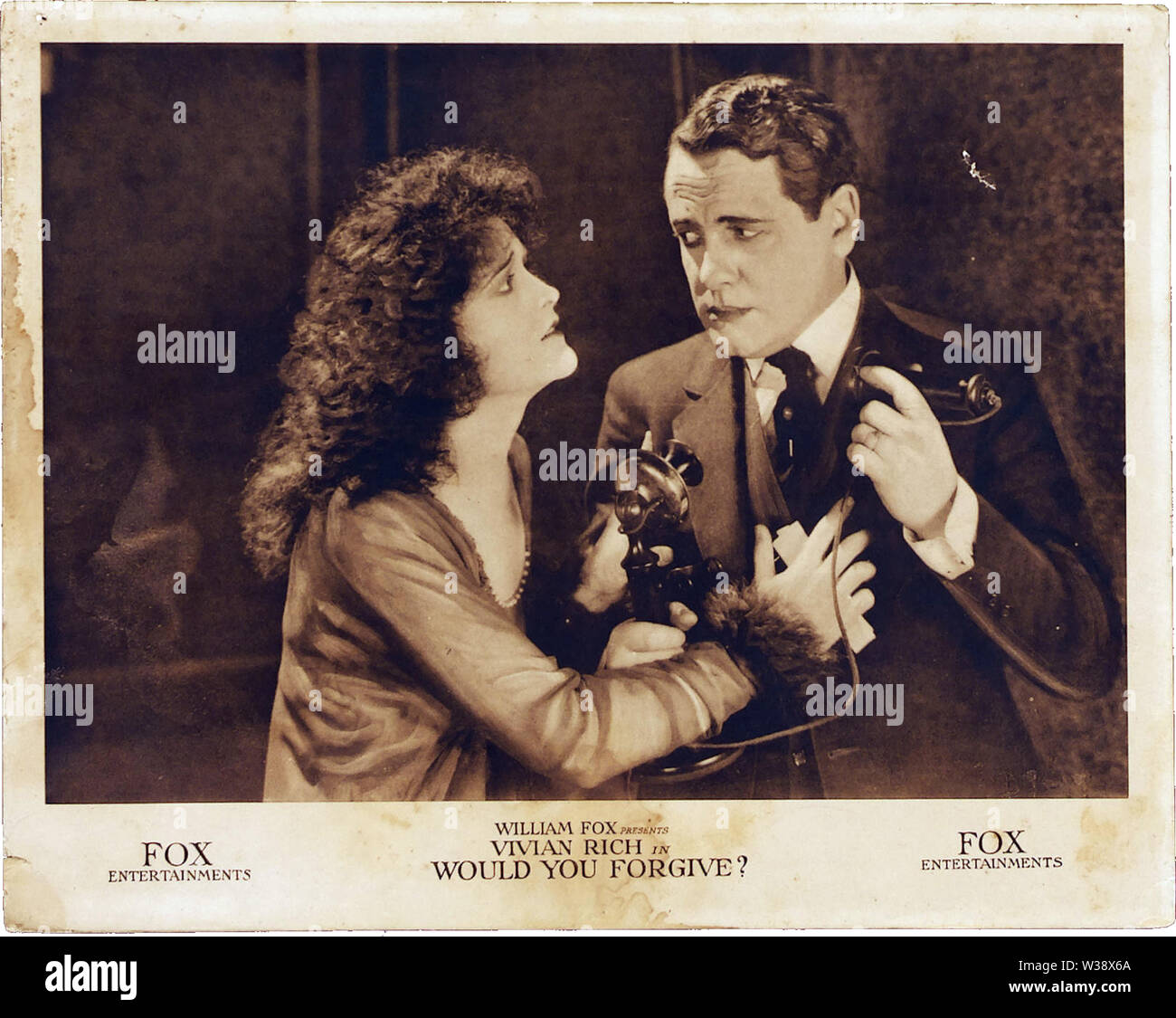 La lobby card per il film americano si perdona ? Foto Stock