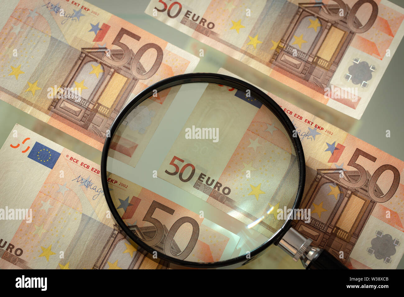 Unione Europea di denaro con una lente di ingrandimento, cinquanta euro Banconote Foto Stock