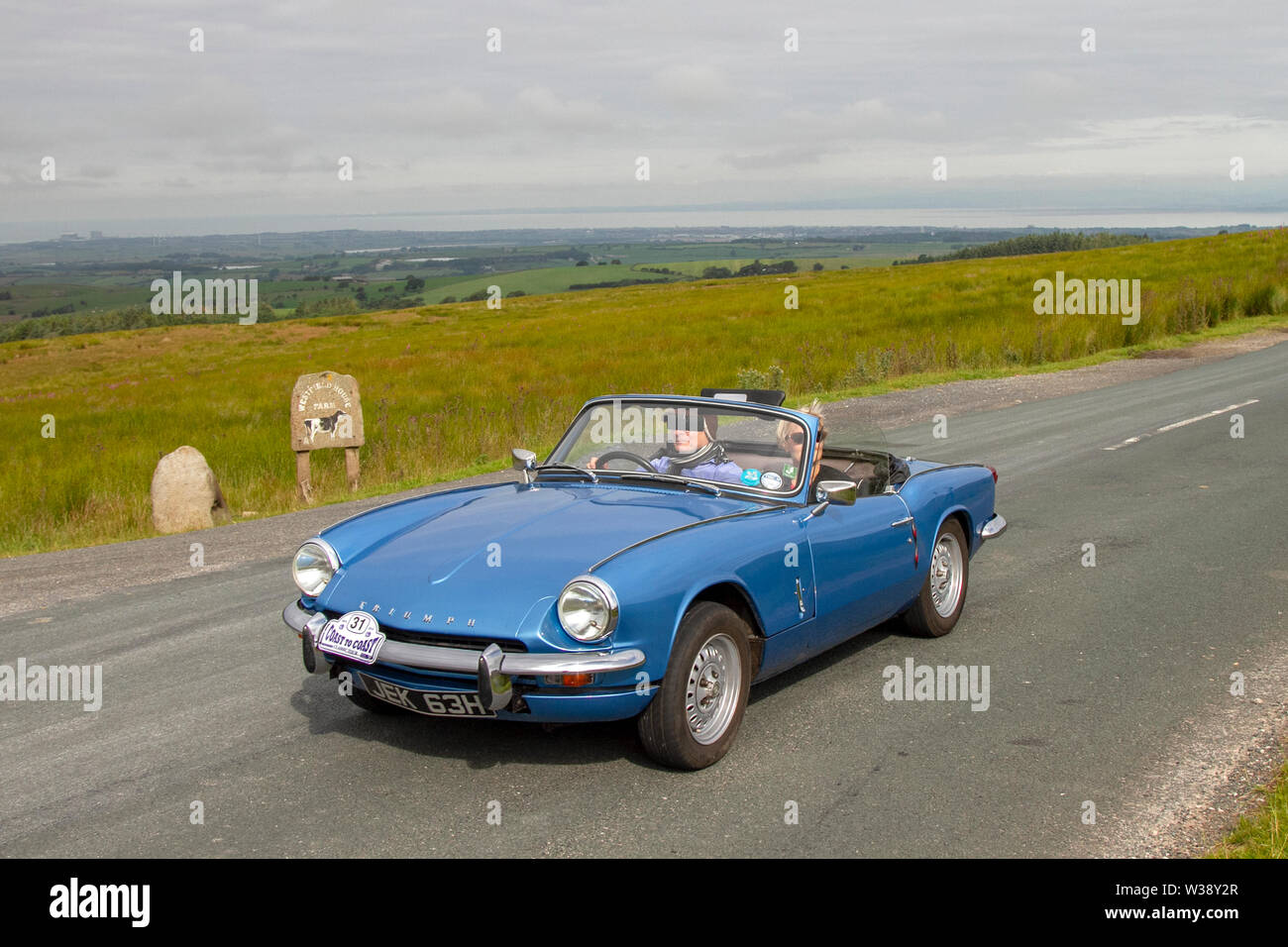 1970 Triumph Spitfire blu anni '70 a Scorton, Lancashire. I veicoli d'epoca, classici, da collezione, storici e storici lasciarono Morecambe in viaggio per attraversare la contea attraverso il paesaggio del Lancashire fino a Whitby. Foto Stock