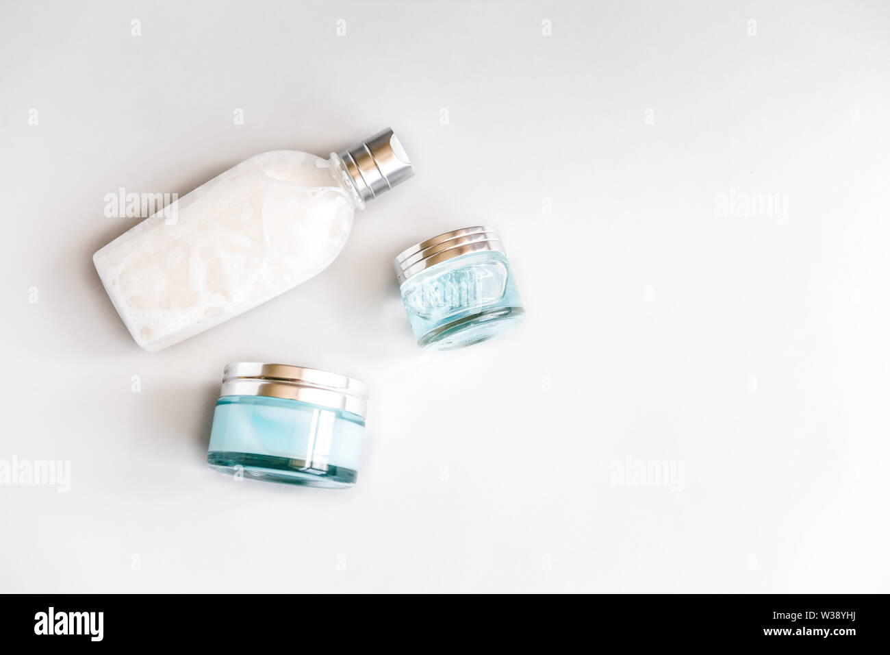 Femmina la cura della pelle e del corpo prodotti cosmetici flatlay set. Overhead, il minimalismo, la bellezza il concetto di blogging Foto Stock