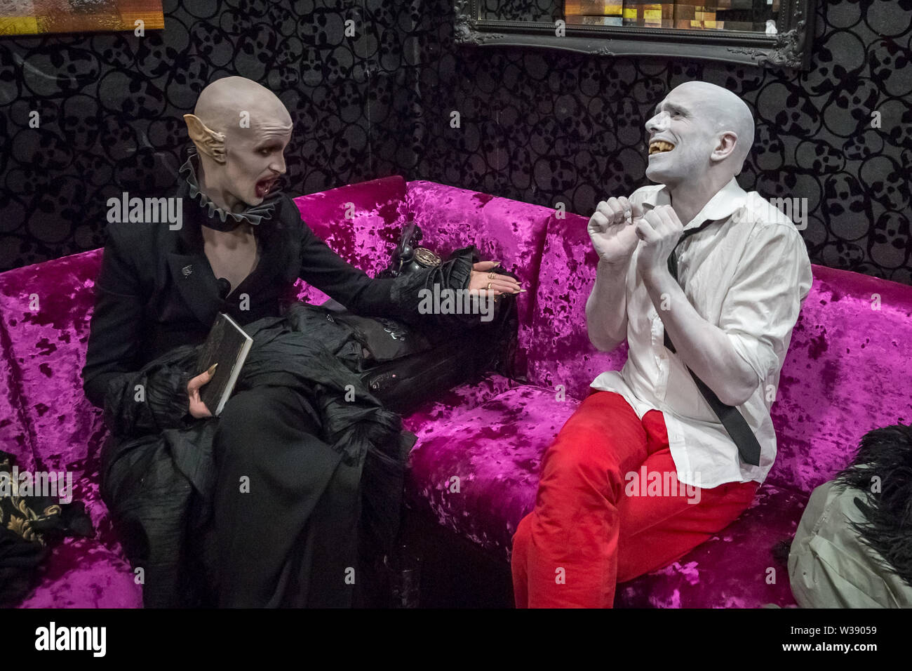 Londra, Regno Unito. 13 Luglio, 2019. Dietro le quinte con gli artisti interpreti o esecutori Arran Shurvinton come Nosferatu il vampiro(L) e Abnormalik(R) a VampFest " figli della notte " cabaret e burlesque spettacolo presso la Birdcage Cabaret venue in Camden. Parte dell'annuale internazionale di film di vampiri e Arts Festival (IVFAF). Credito: Guy Corbishley/Alamy Live News Foto Stock