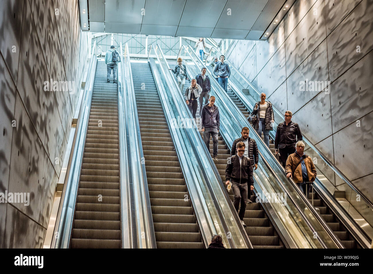 Persone di andare giù per la scala mobile presso la stazione ferroviaria di Triangeln in Malmoe, Svezia, 21 maggio 2019 Foto Stock