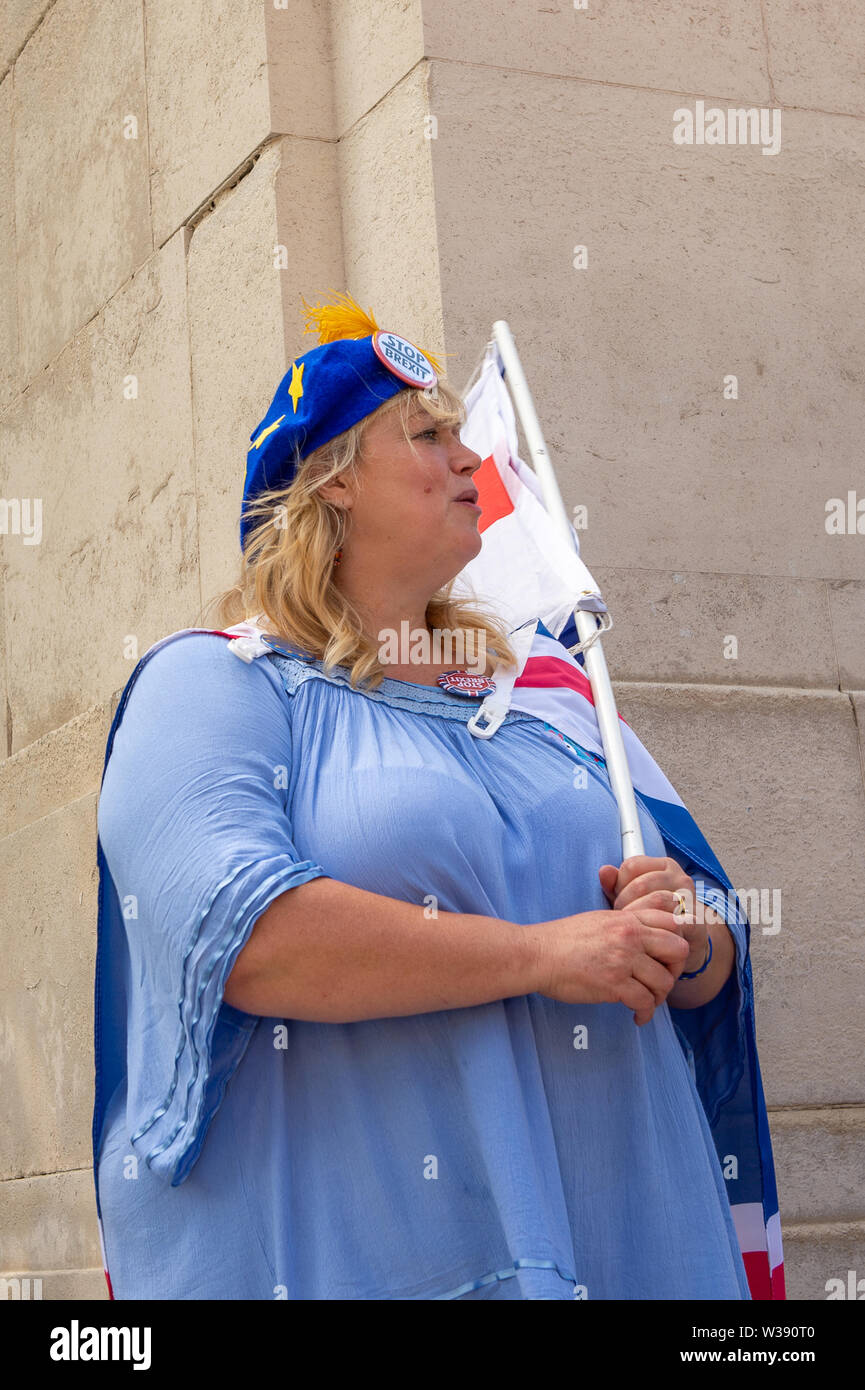 Westminster, Londra, Regno Unito. Il 26 giugno, 2019. Una signora si erge di fronte alla House of Commons campagne a rimanere nell'UE. Credito: Maureen McLean/Alamy Foto Stock