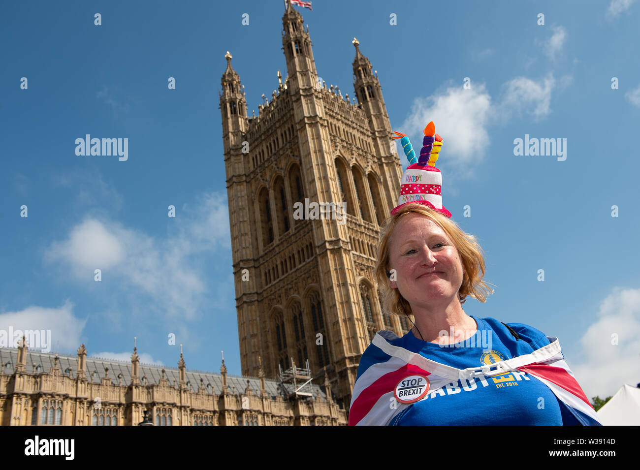 Westminster, Londra, Regno Unito. Il 26 giugno, 2019. Un Brexit restano i diruttori indossa un felice compleanno hat e Union Jack con lo sfondo della torre di Victoria presso il Palazzo di Westminster. Credito: Maureen McLean/Alamy Foto Stock