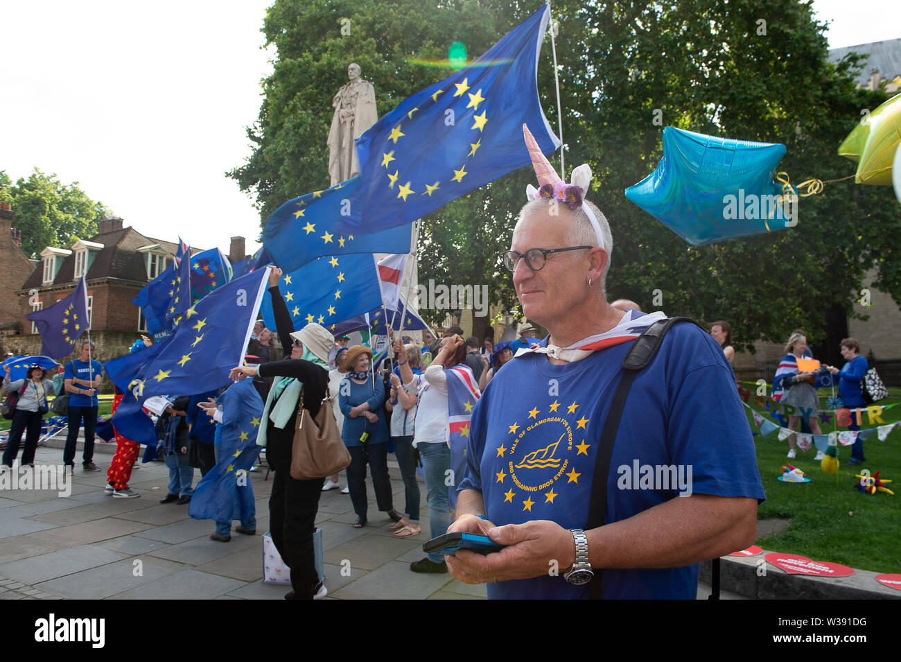 Westminster, Londra, Regno Unito. Il 26 giugno, 2019. Un Brexit restano i diruttori indossa un corno di unicorno sulla sua testa come si sta con gli attivisti di fronte alla House of Commons. Credito: Maureen McLean/Alamy Foto Stock