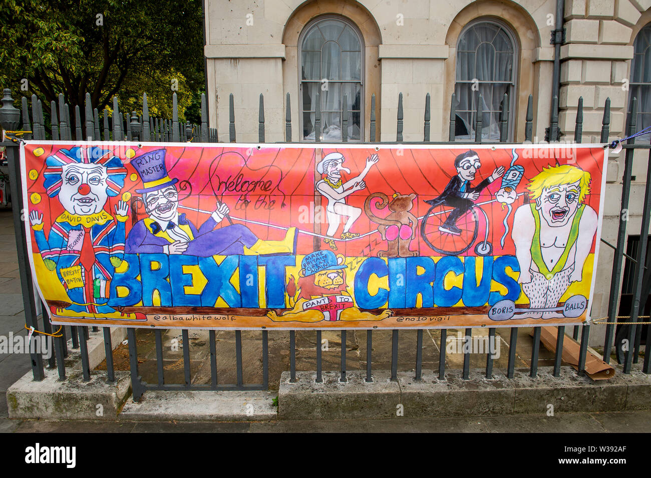 Westminster, Londra, Regno Unito. Il 26 giugno, 2019. Un circo Brexit segno legato alla ringhiera di fronte alla House of Commons. Credito: Maureen McLean/Alamy Foto Stock