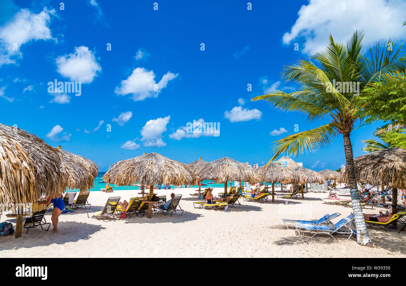 Ombrelloni di paglia sulla spiaggia di Aruba Foto Stock